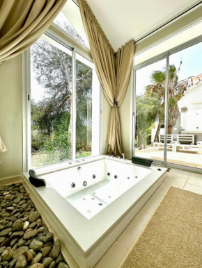 L'Amina - Peaceful 1BR Retreat with Cold Jacuzzi